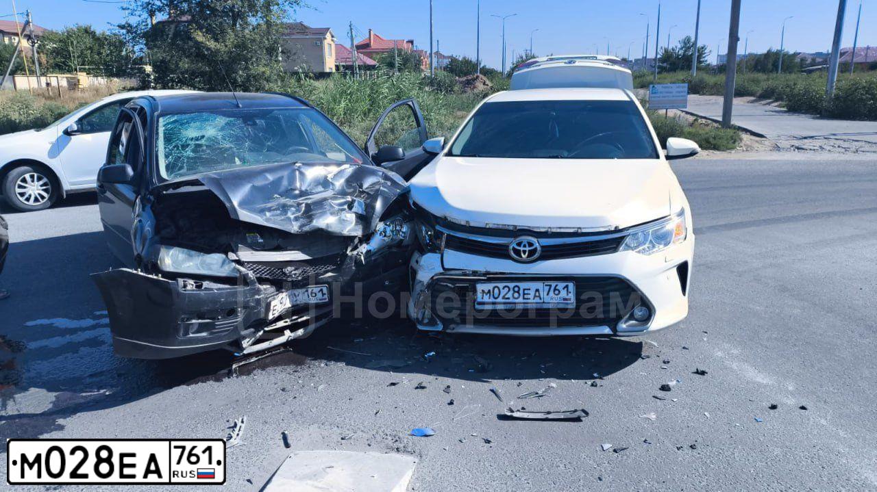Фото автомобиля TOYOTA CAMRY, 2015 — госномер М028ЕА761. Цвет: БЕЛЫЙ ПЕРЛАМУТР