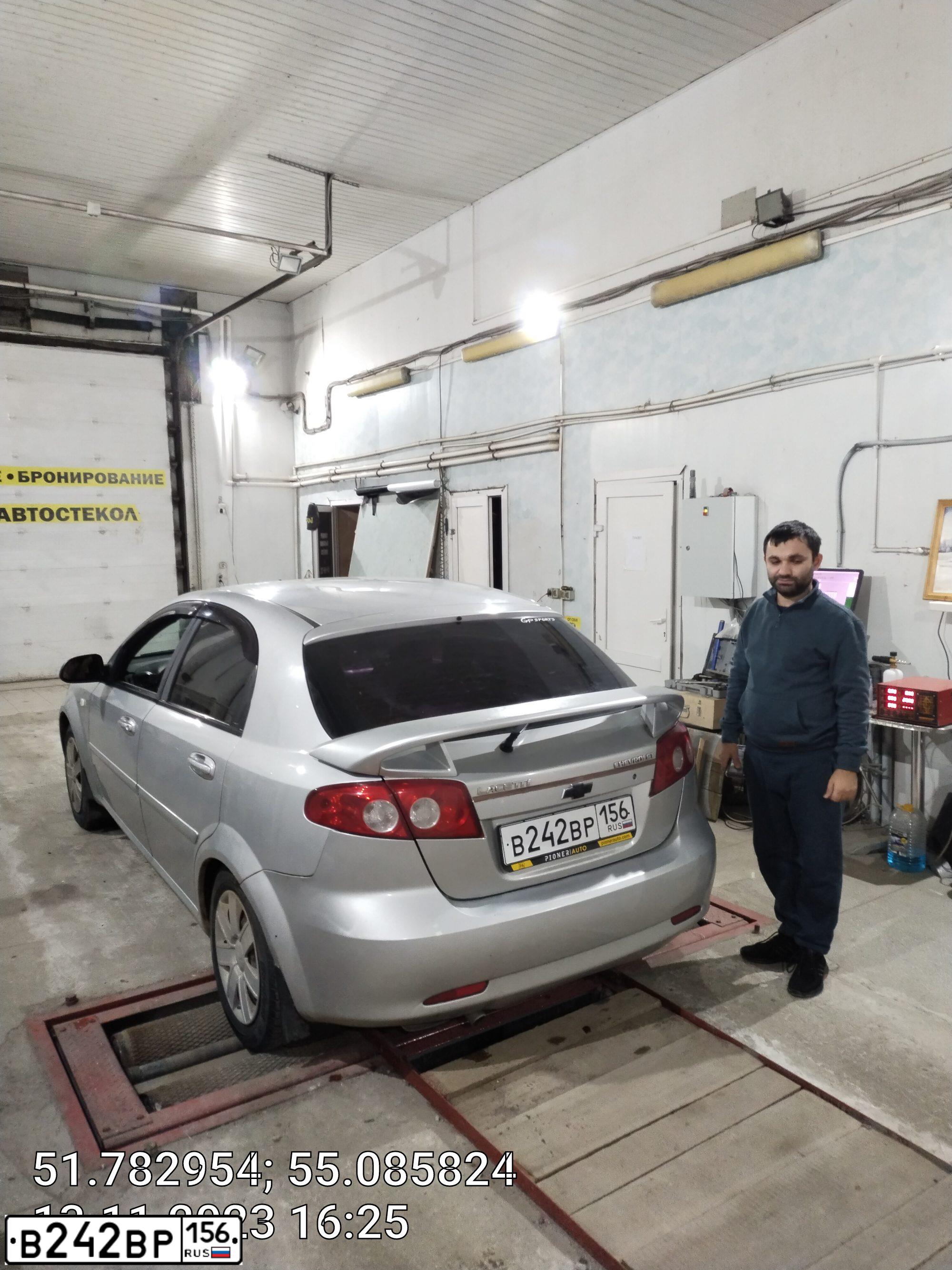 Фото автомобиля CHEVROLET LACETTI, 2008 — госномер Т568РХ125. Цвет: Серебристый