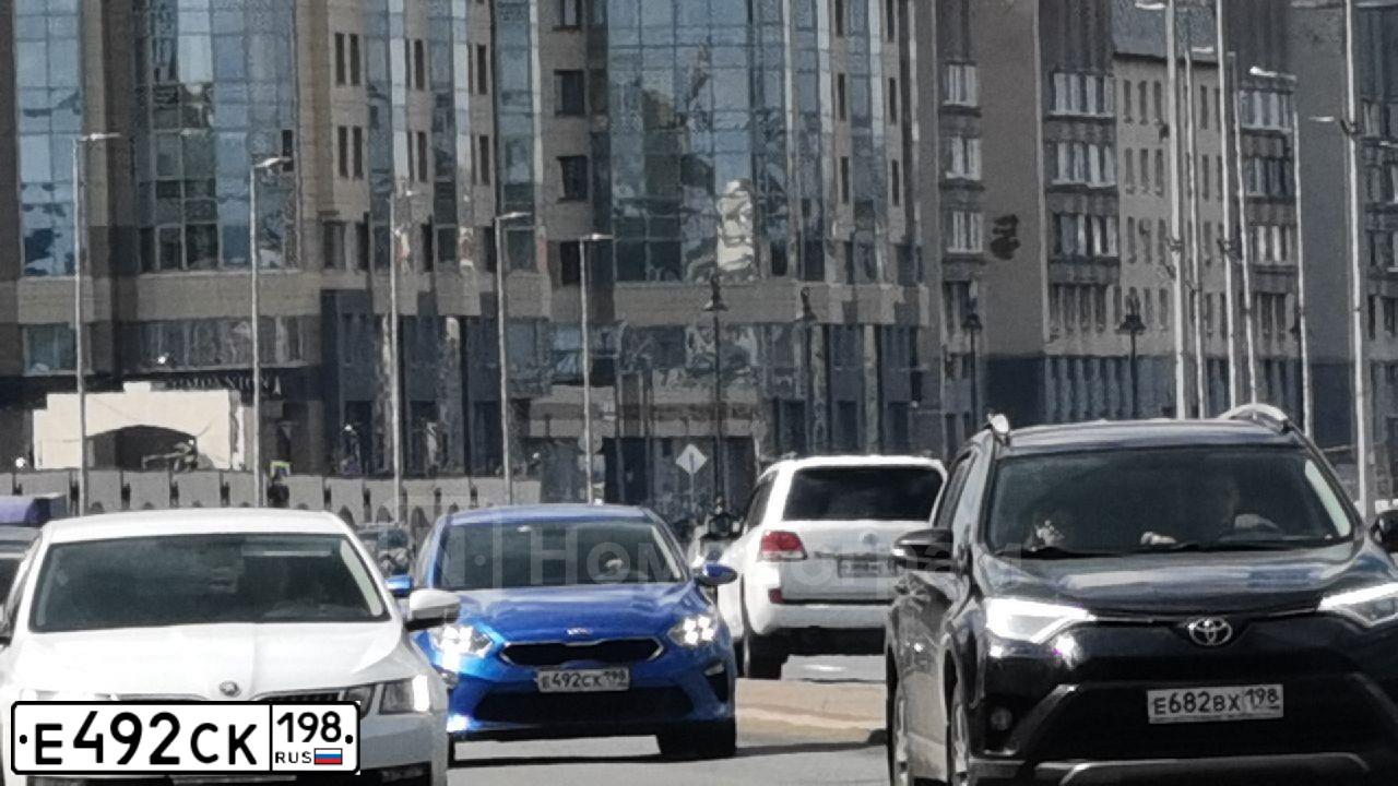 Фото автомобиля VOLKSWAGEN TOUAREG, 2020 — госномер Т890УО33. Цвет: ЧЕРНЫЙ