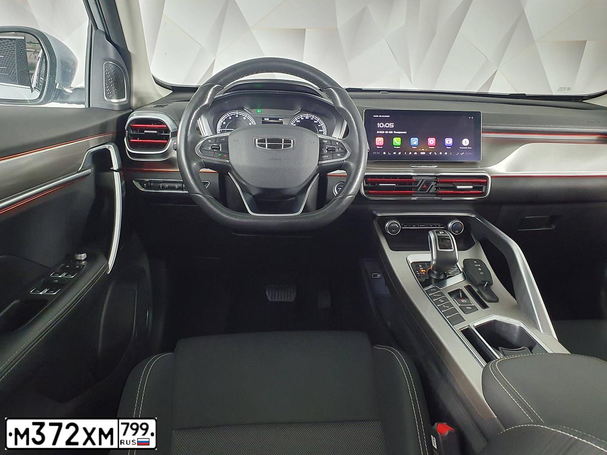 Фото автомобиля GEELY COOLRAY, 2021 — госномер М372ХМ799. Цвет: СЕРЫЙ