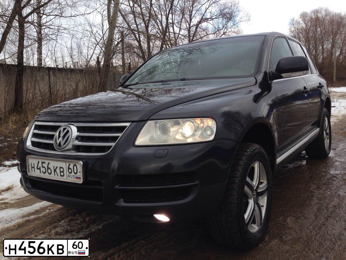 Фото автомобиля VOLKSWAGEN TOUAREG, 2003 — госномер О984ХЕ799. Цвет: ЧЕРНЫЙ