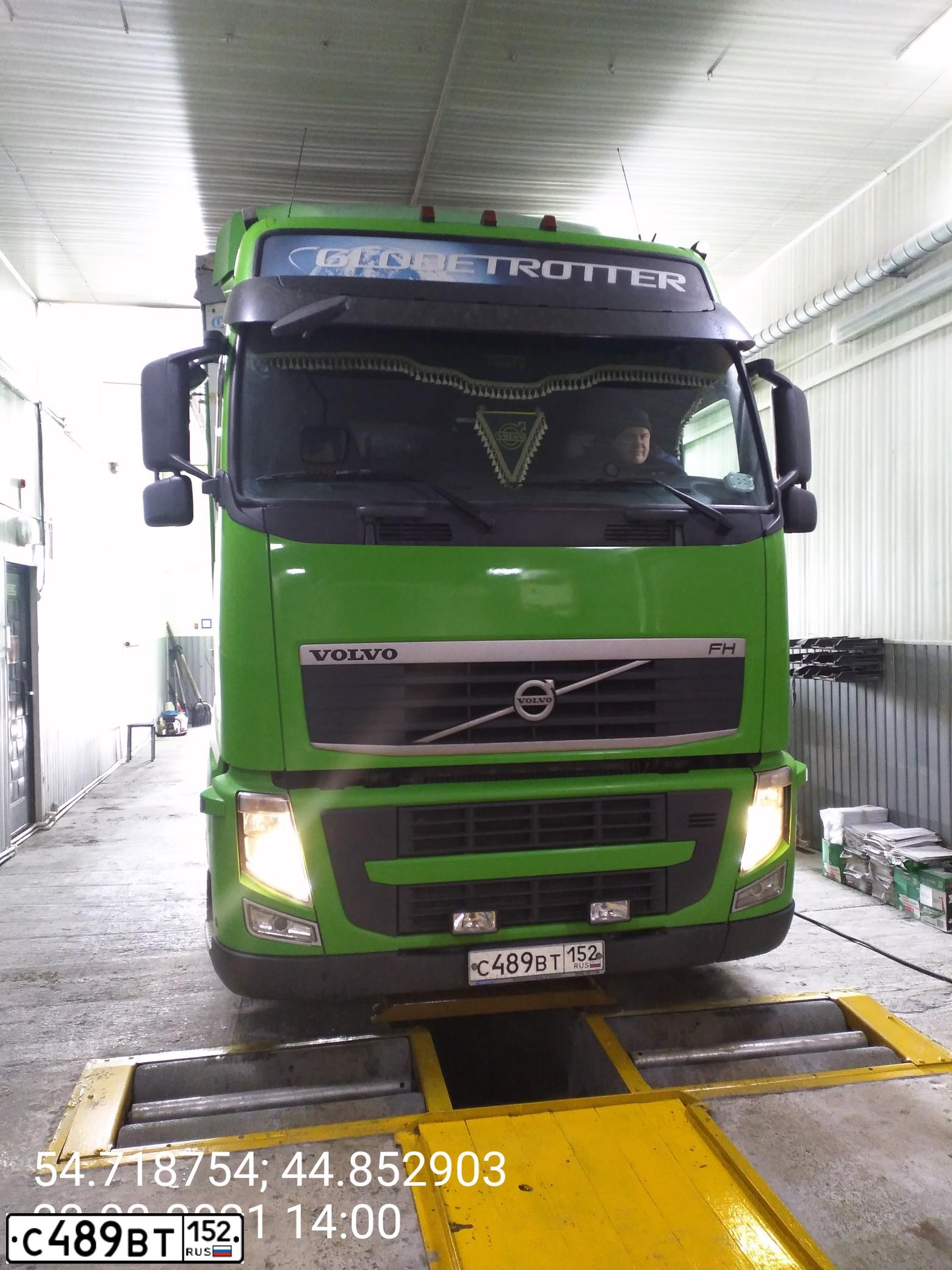 Фото автомобиля VOLVO SERIE FH /4X2/, 2012 — госномер С489ВТ152. Цвет: ЗЕЛЕНЫЙ