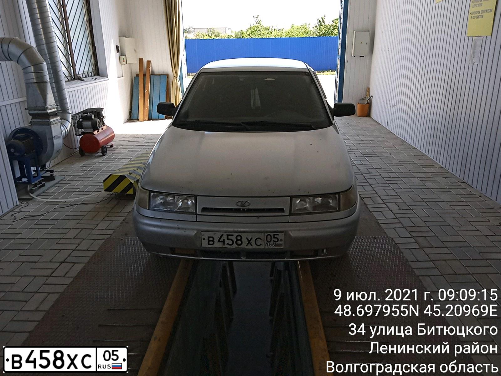 Фото автомобиля LADA 2112 LADA, 2005 — госномер М169УА164. Цвет: СВЕТЛО-СЕРЕБРИСТЫЙ МЕТАЛЛ