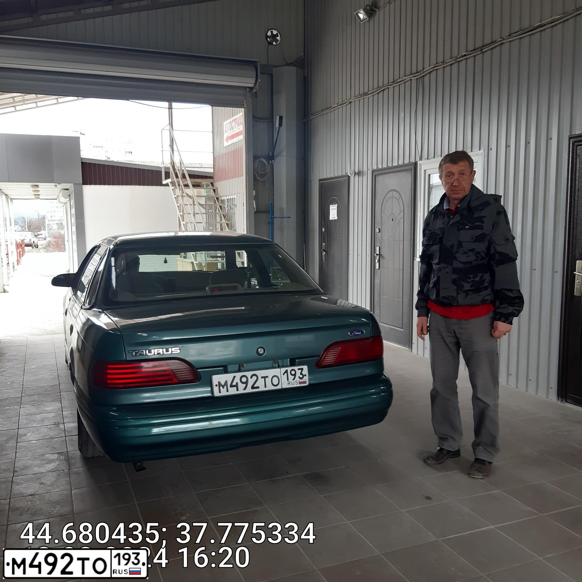 Фото автомобиля FORD TAURUS, 1993 — госномер М492ТО193. Цвет: ЗЕЛЕНЫЙ
