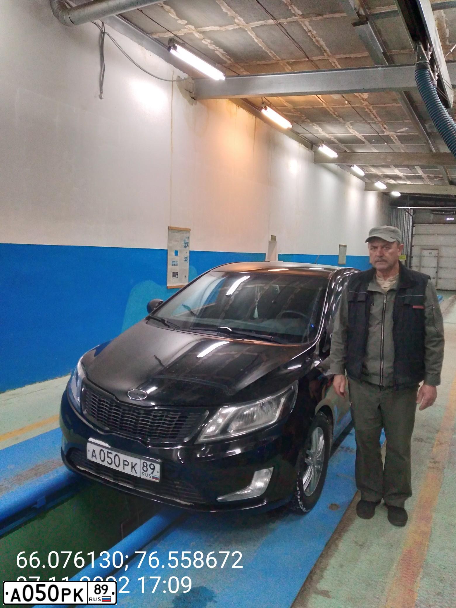 Фото автомобиля KIA RIO, 2013 — госномер М999СО74. Цвет: ЧЕРНЫЙ