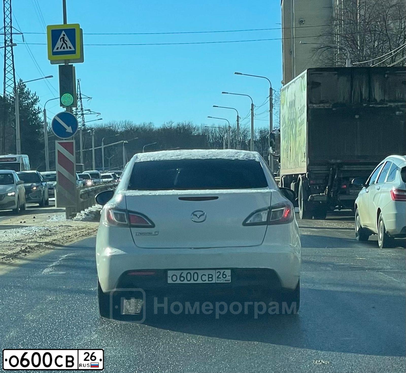 Фото автомобиля MAZDA 3, 2010 — госномер О600СВ26. Цвет: БЕЛЫЙ
