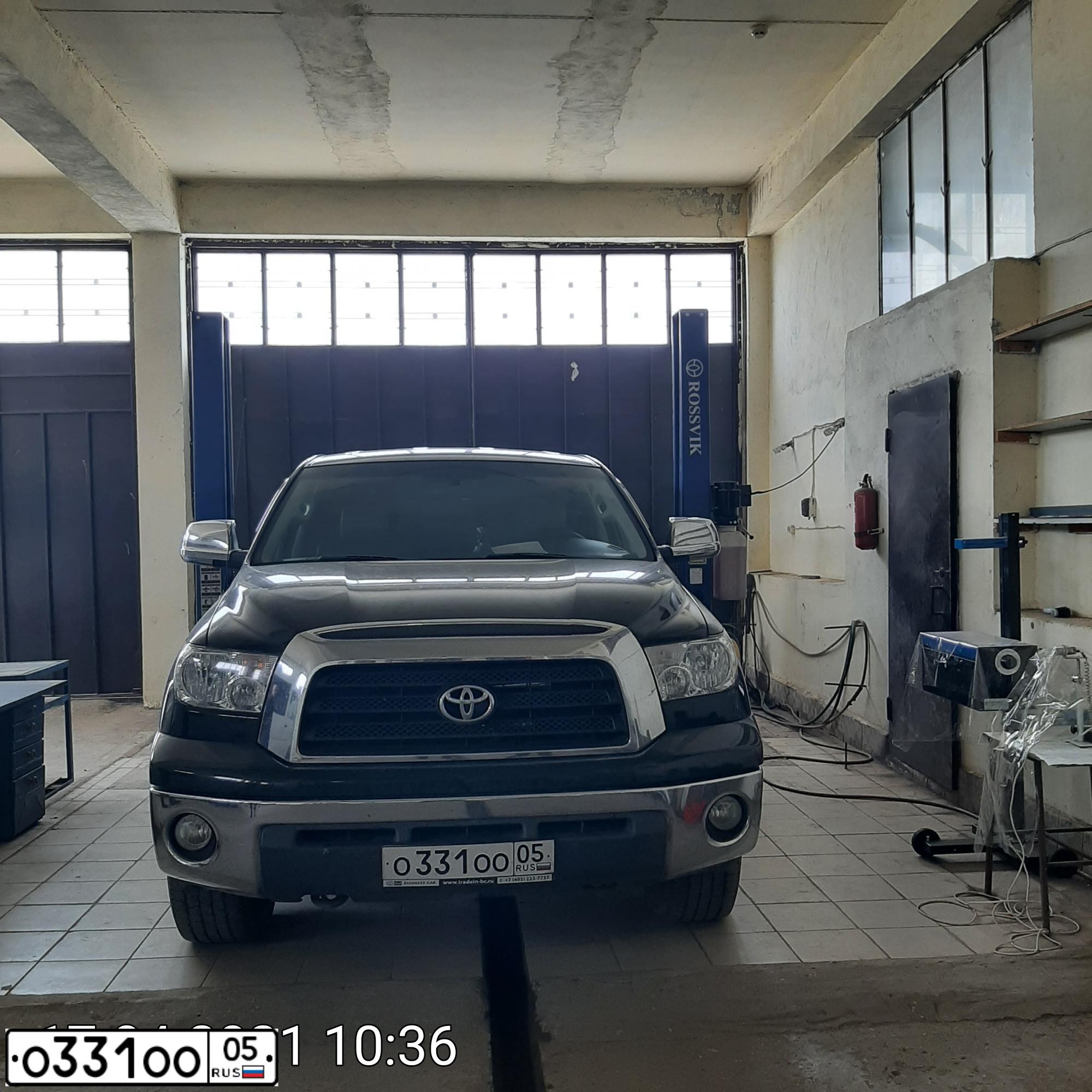 Фото автомобиля TOYOTA TUNDRA, 2007 — госномер Е046УУ46. Цвет: ЧЕРНЫЙ