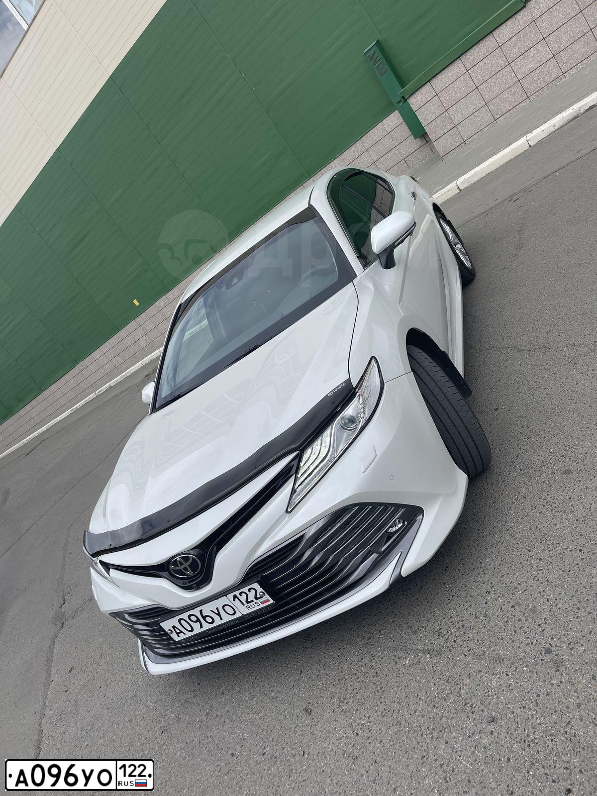 Фото автомобиля TOYOTA CAMRY, 2020 — госномер А096УО122. Цвет: Белый