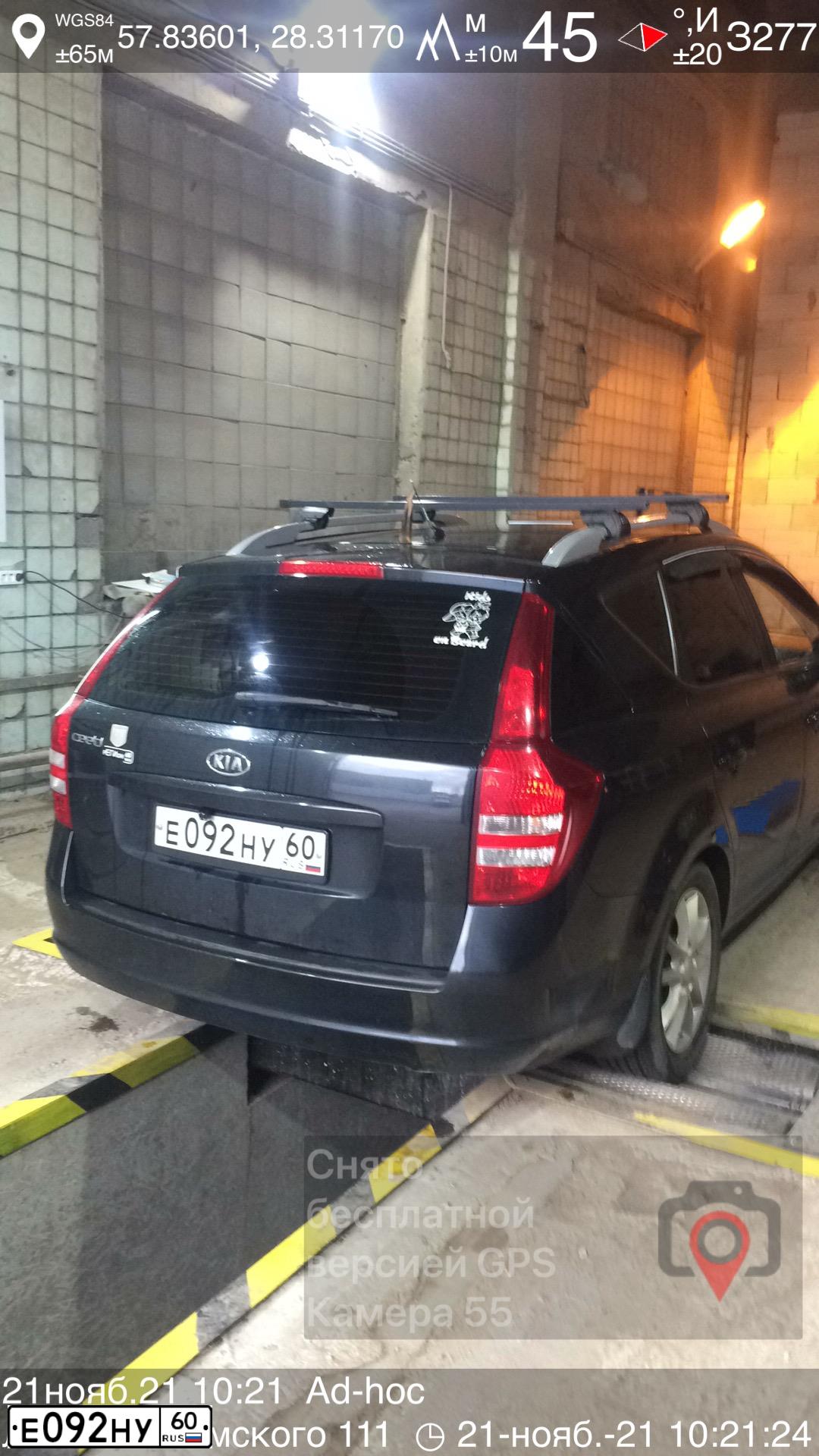 Фото автомобиля KIA CEE'D, 2008 — госномер Е040ЕА60. Цвет: ЧЕРНЫЙ ПЕРЛАМУТР