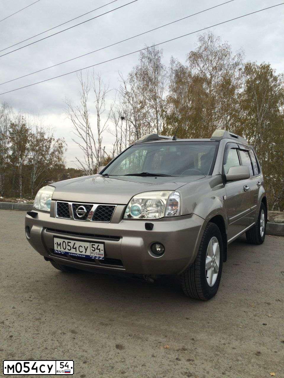Фото автомобиля NISSAN X-TRAIL, 2005 — госномер Е478ЕВ154. Цвет: Серый