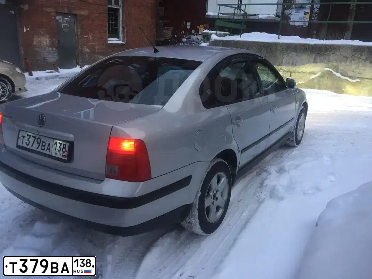 Фото автомобиля VOLKSWAGEN PASSAT, 1998 — госномер Т379ВА138. Цвет: Серебристый