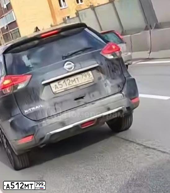 Фото автомобиля NISSAN X-TRAIL, 2018 — госномер А512МТ799. Цвет: ЧЕРНЫЙ