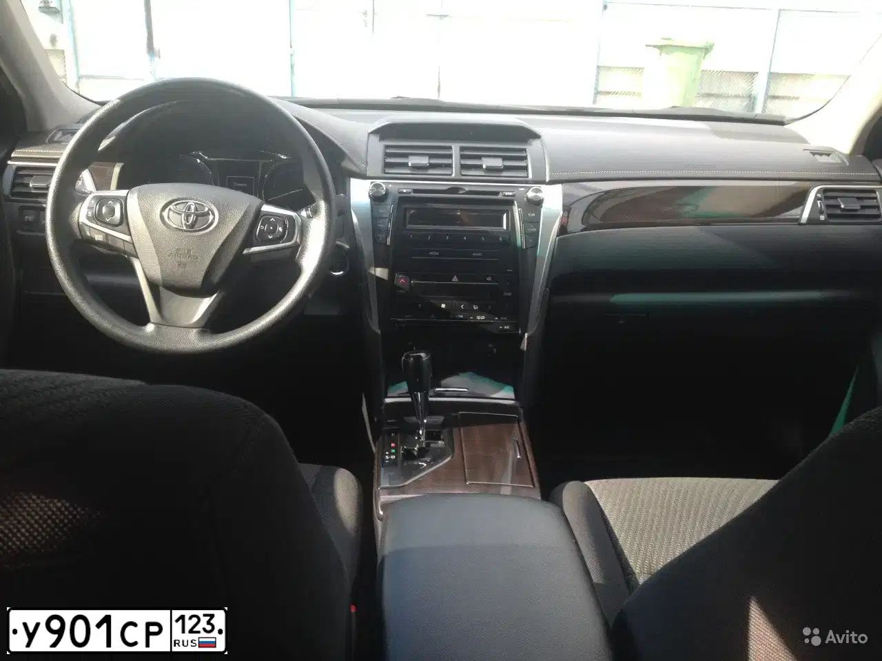 Фото автомобиля TOYOTA CAMRY, 2015 — госномер У901СР123. Цвет: Белый