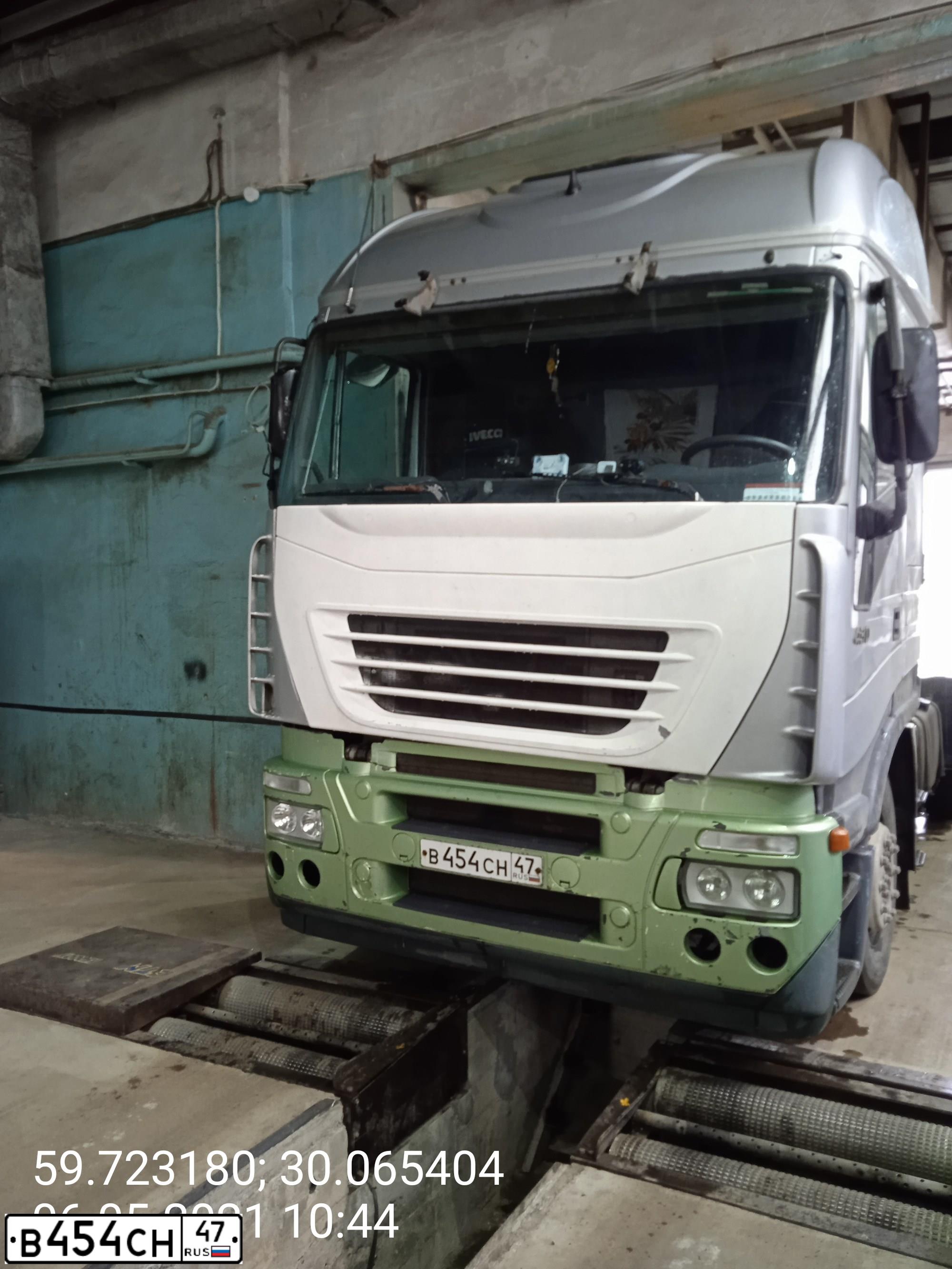 Фото автомобиля IVECO STRALIS, 2003 — госномер В454СН47. Цвет: БЕЛЫЙ