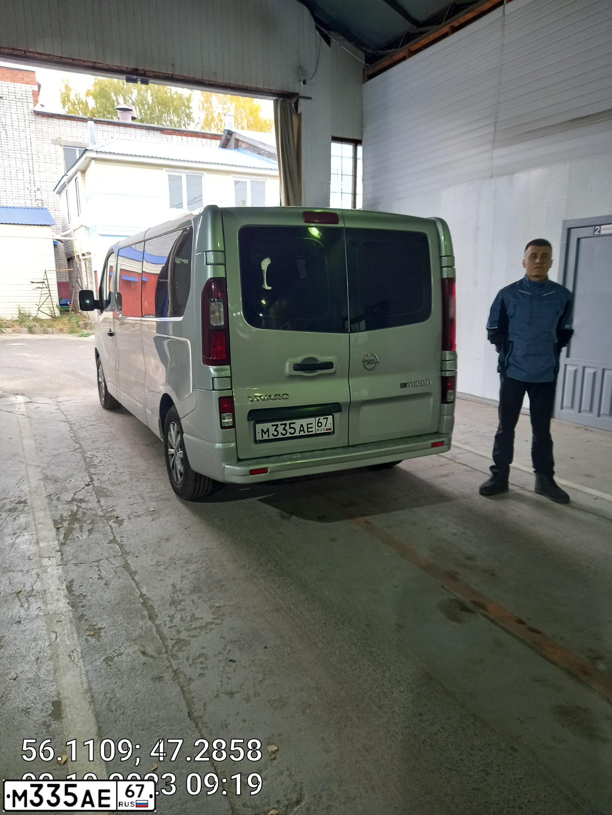 Фото автомобиля OPEL VIVARO-B, 2016 — госномер М272СС21. Цвет: СЕРЕБРИСТЫЙ