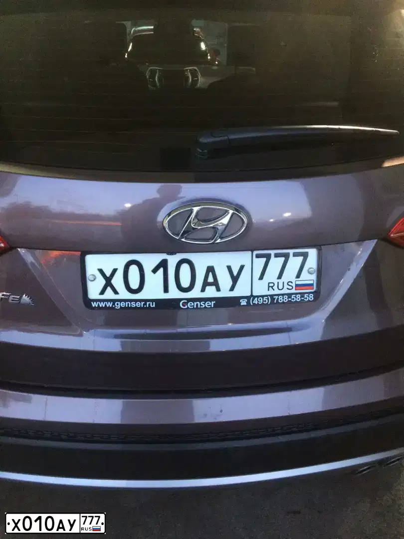 Фото автомобиля HYUNDAI SANTA FE, 2013 — госномер Х010АУ777. Цвет: КОРИЧНЕВЫЙ