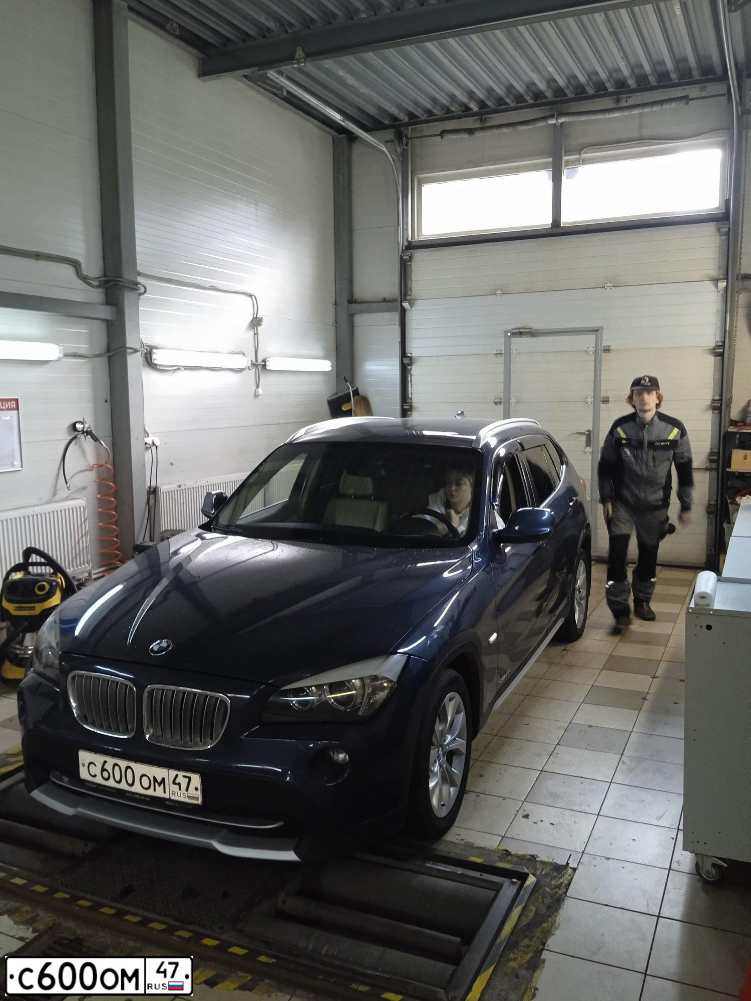 Фото автомобиля BMW X1 XDRIVE 28I, 2012 — госномер Р581ТТ198. Цвет: СИНИЙ МЕТАЛЛИК