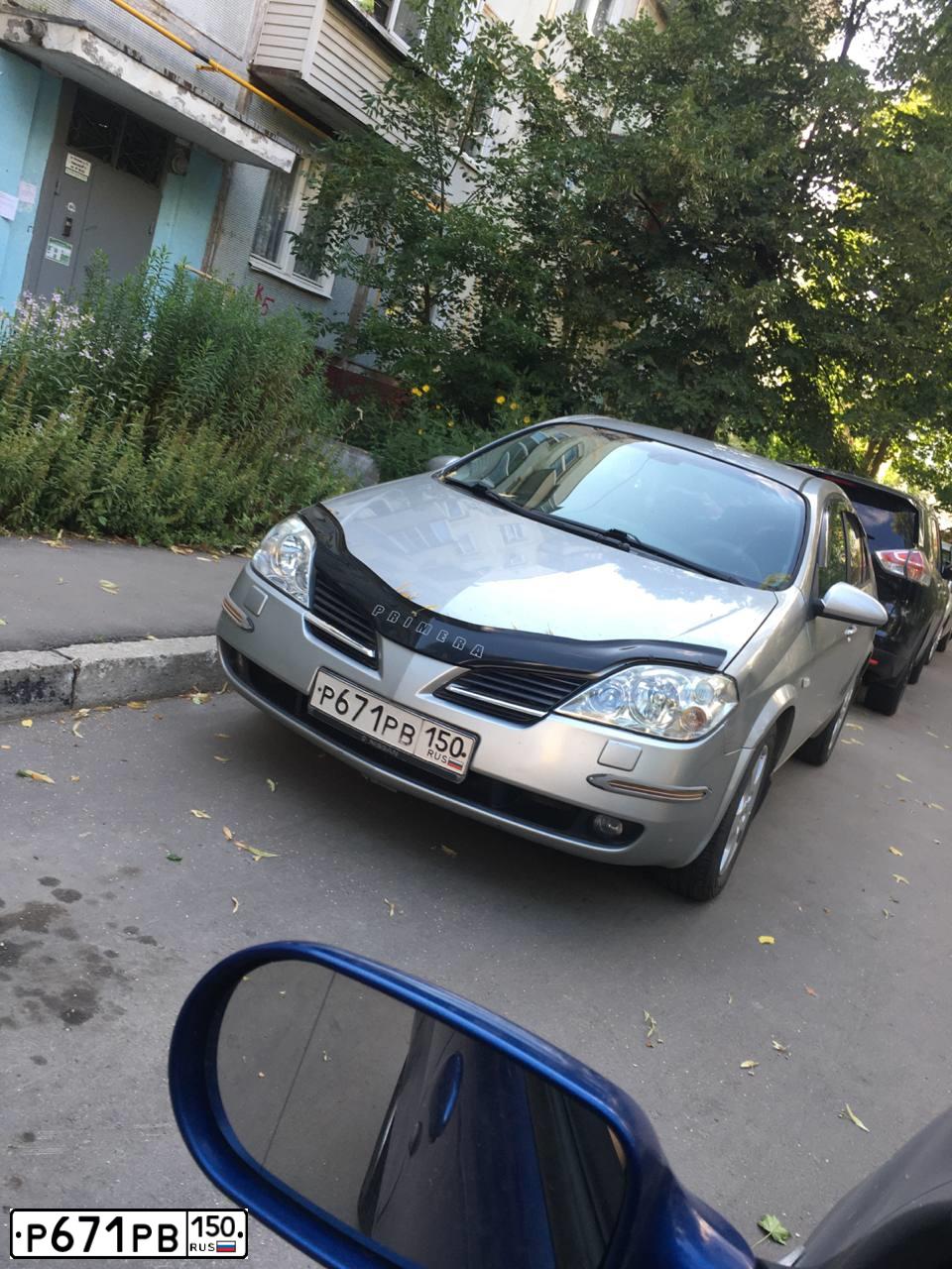 Фото автомобиля NISSAN PRIMERA, 2004 — госномер Р671РВ150. Цвет: СЕРЫЙ