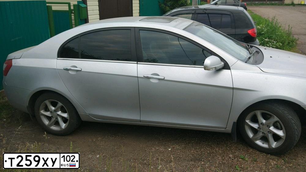Фото автомобиля GEELY EMGRAND, 2013 — госномер К599ЕЕ82. Цвет: СЕРЕБРО