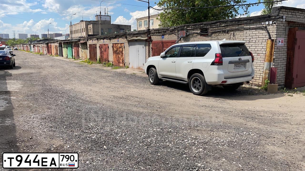 Фото автомобиля TOYOTA LAND CRUISER 150, 2020 — госномер Е243ХС790. Цвет: Белый