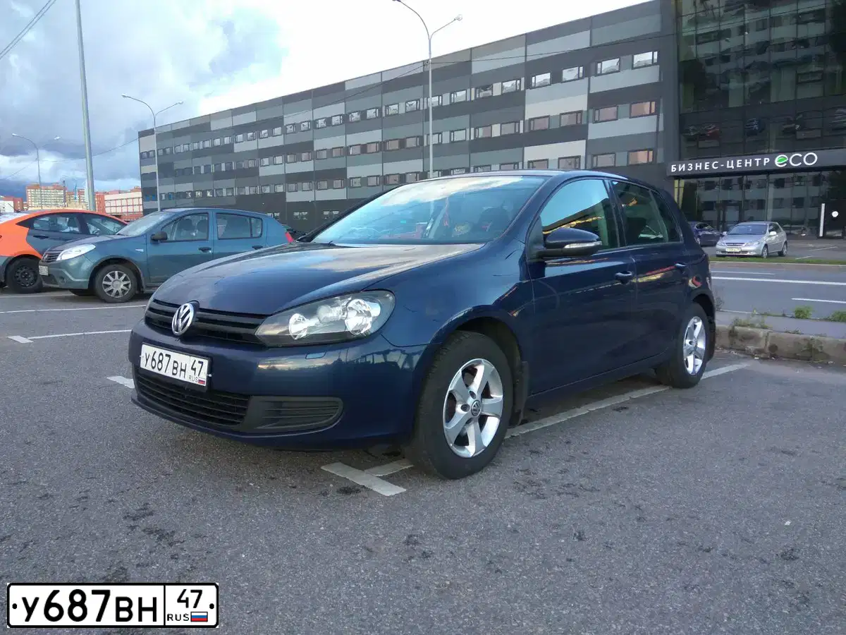 Фото автомобиля VOLKSWAGEN GOLF, 2011 — госномер Е034ЕК198. Цвет: ТЕМНО-СИНИЙ
