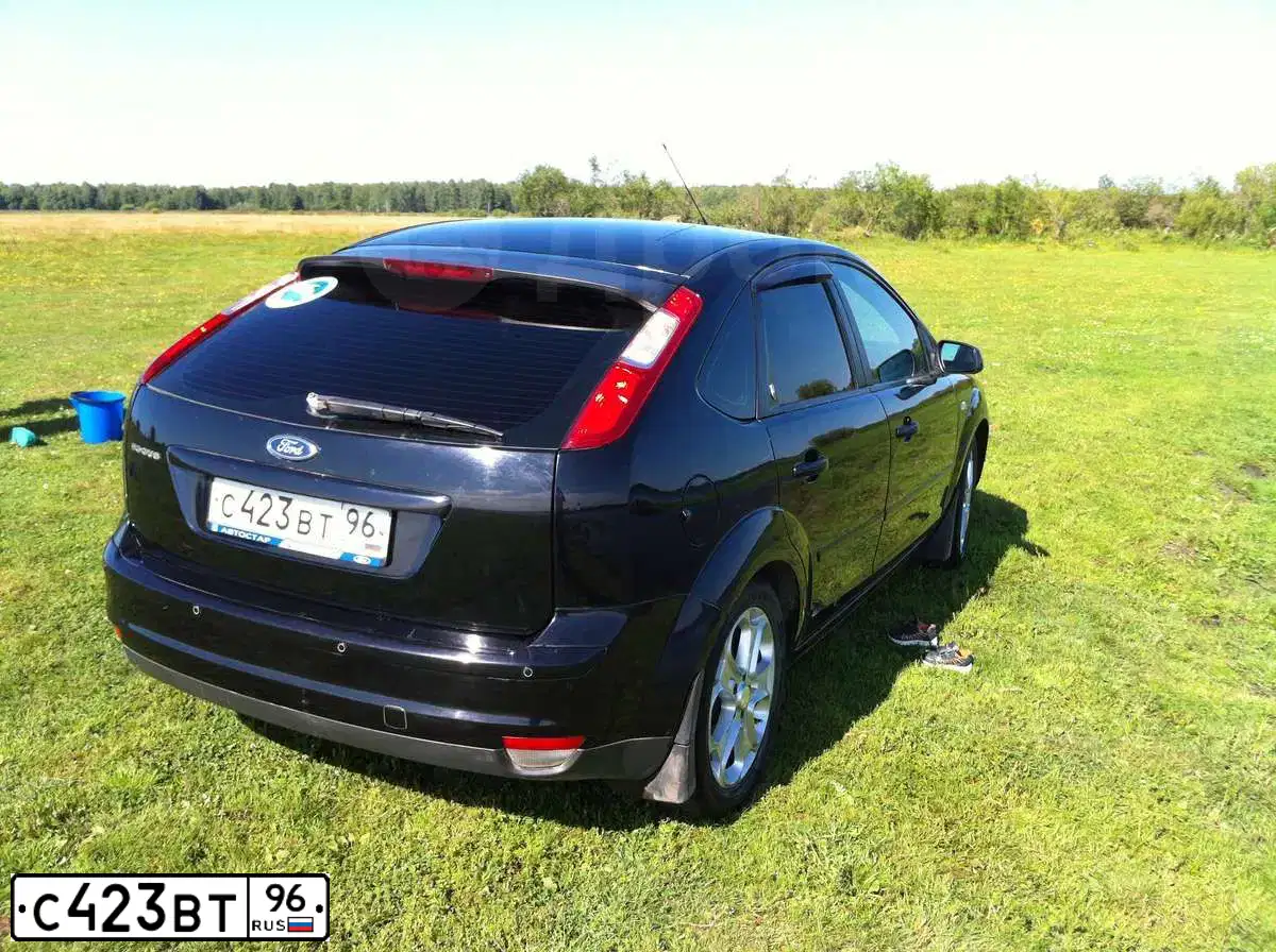 Фото автомобиля FORD FOCUS, 2006 — госномер С423ВТ96. Цвет: ЧЕРНЫЙ