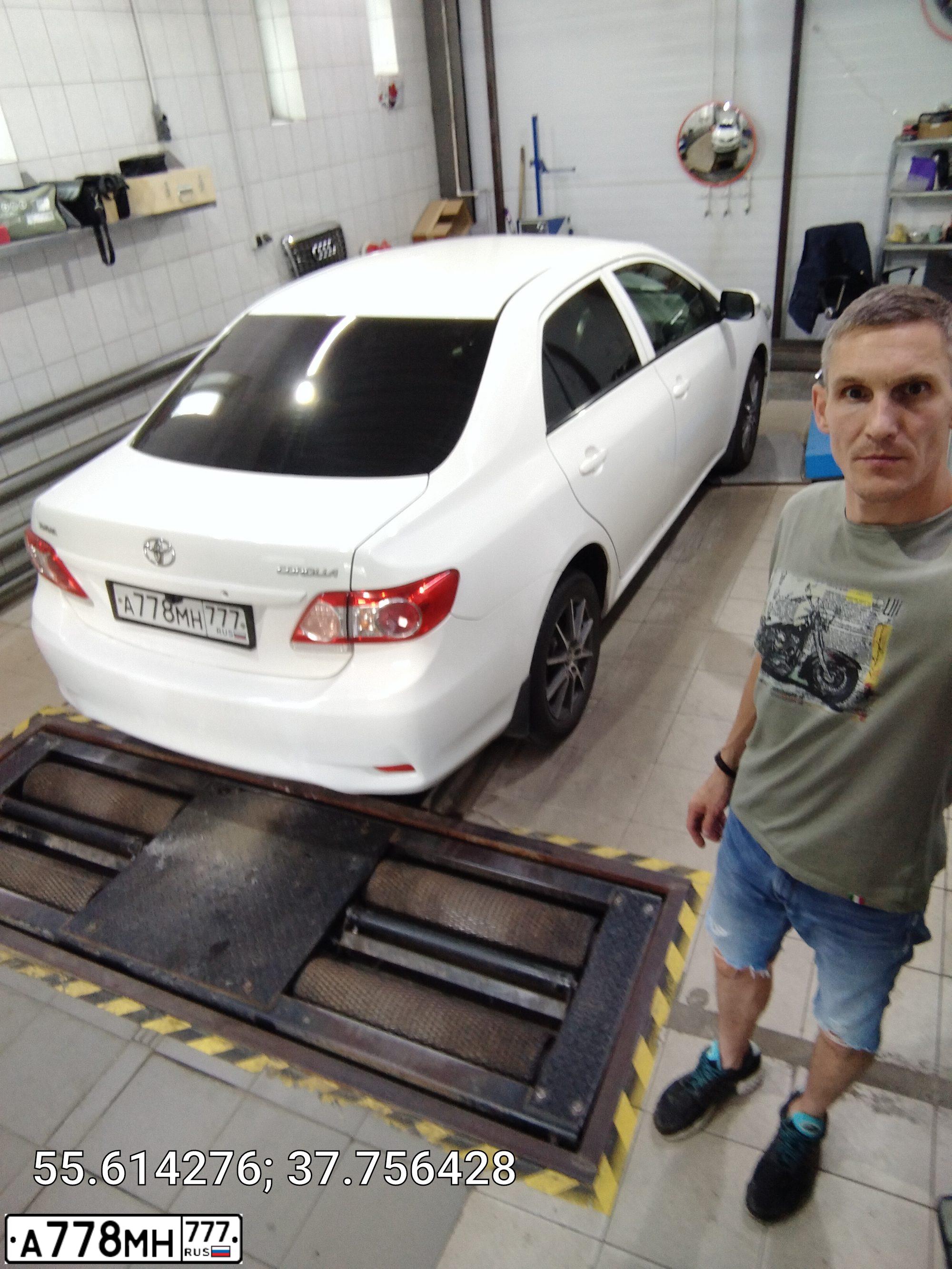 Фото автомобиля TOYOTA COROLLA, 2011 — госномер Е528УТ123. Цвет: БЕЛЫЙ