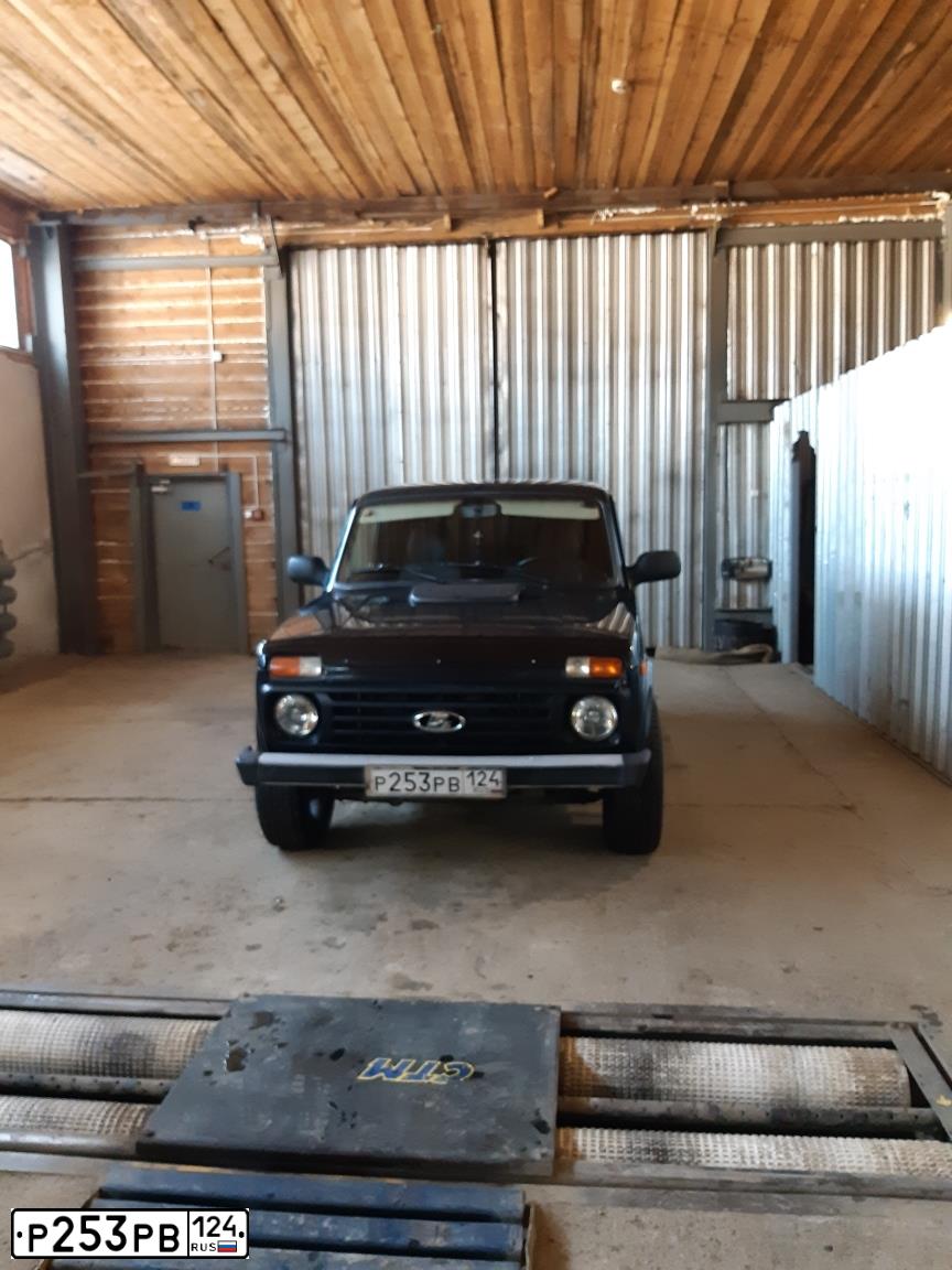 Фото автомобиля LADA 2121 NIVA, 2015 — госномер Р253РВ124. Цвет: Темно-зеленый