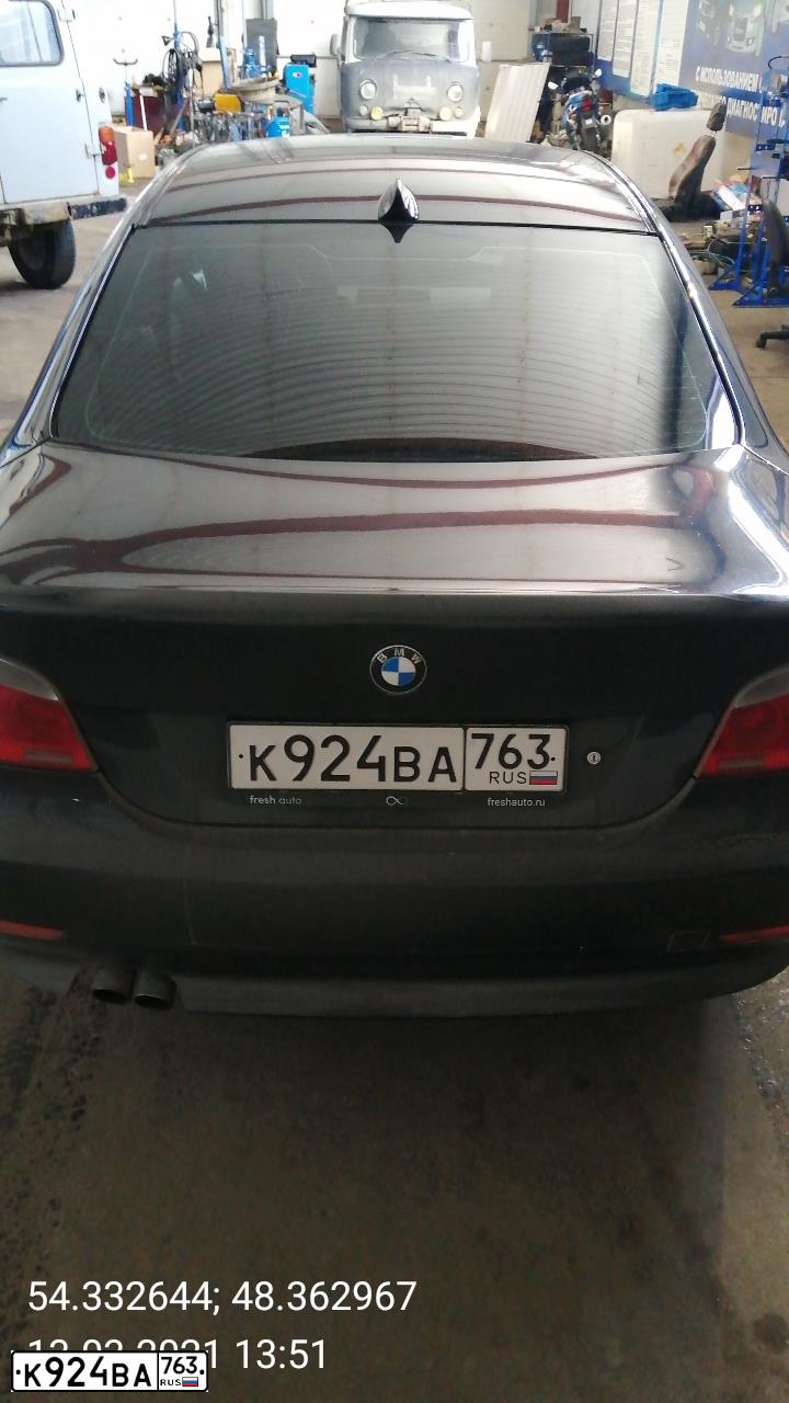 Фото автомобиля BMW SERIE 5, 2004 — госномер М225НЕ138. Цвет: ЧЕРНЫЙ