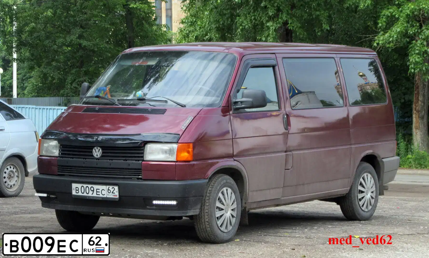 Фото автомобиля VOLKSWAGEN CARAVELLE, 1992 — госномер В009ЕС62. Цвет: Красный