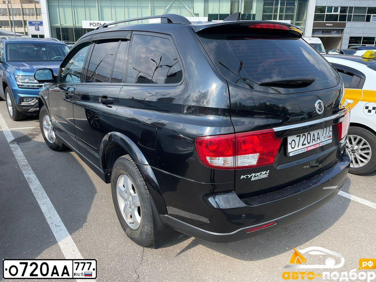 Фото автомобиля SSANGYONG KYRON, 2013 — госномер О720АА777. Цвет: ЧЕРНЫЙ