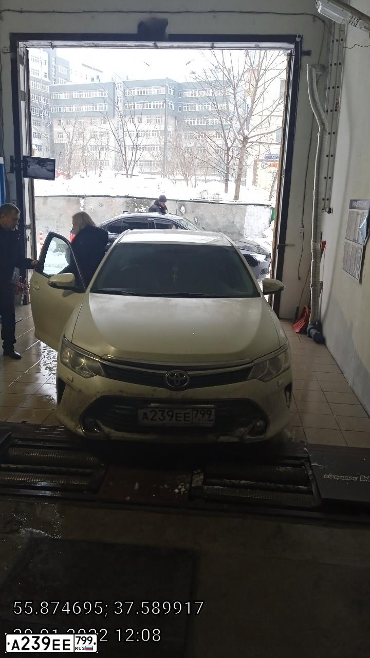 Фото автомобиля TOYOTA CAMRY, 2016 — госномер А239ЕЕ799. Цвет: БЕЛЫЙ ПЕРЛАМУТР