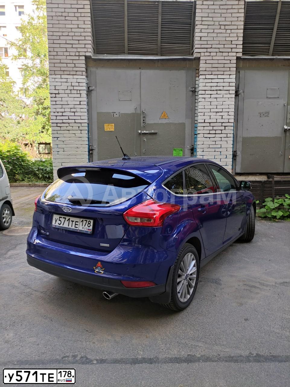 Фото автомобиля FORD FOCUS, 2017 — госномер У571ТЕ178. Цвет: СИНИЙ