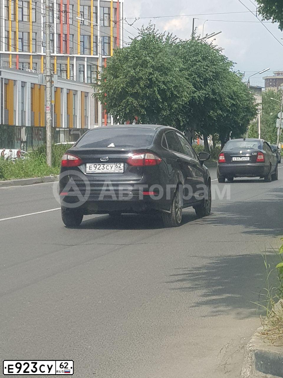 Фото автомобиля FORD FIESTA / ASPIRE, 2016 — госномер Е923СУ62. Цвет: ЧЕРНЫЙ