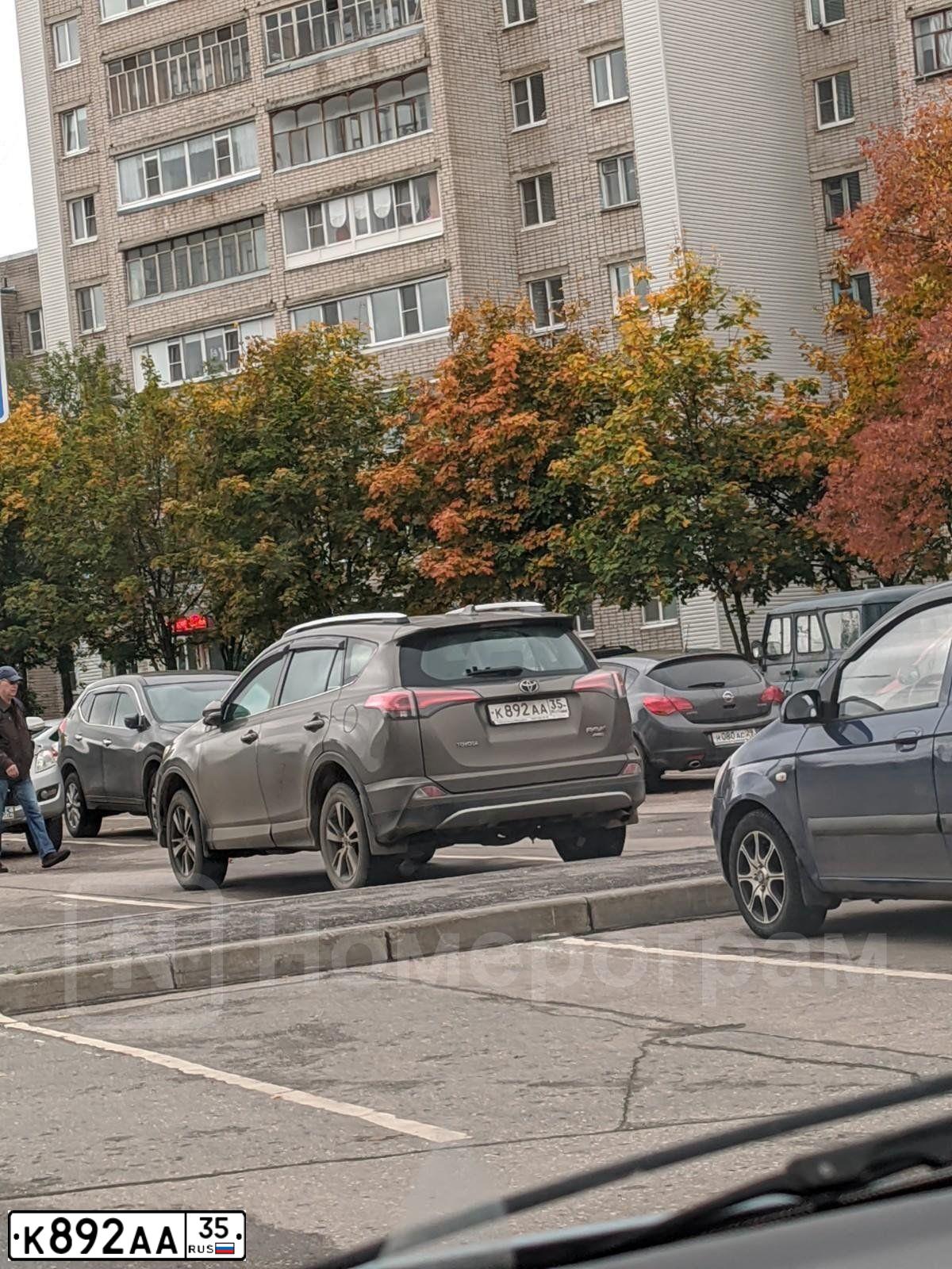 Фото автомобиля TOYOTA RAV4, 2018 — госномер К892АА35. Цвет: Светло-коричневый металлик