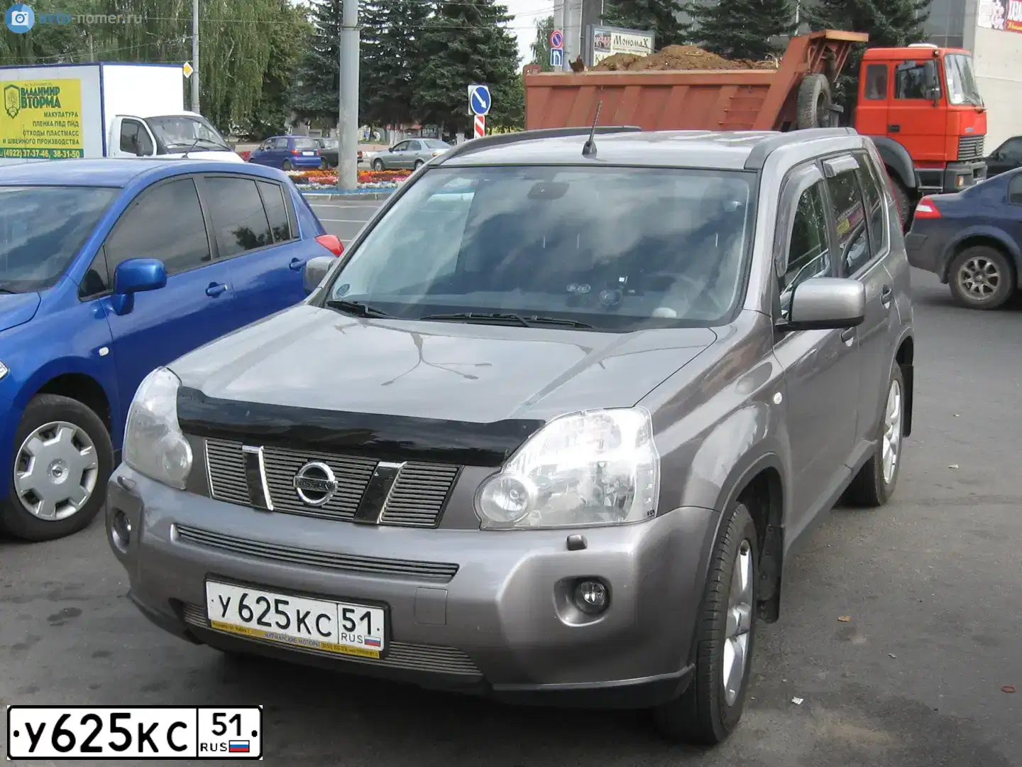 Фото автомобиля NISSAN X-TRAIL, 2010 — госномер У625КС51. Цвет: СЕРЫЙ