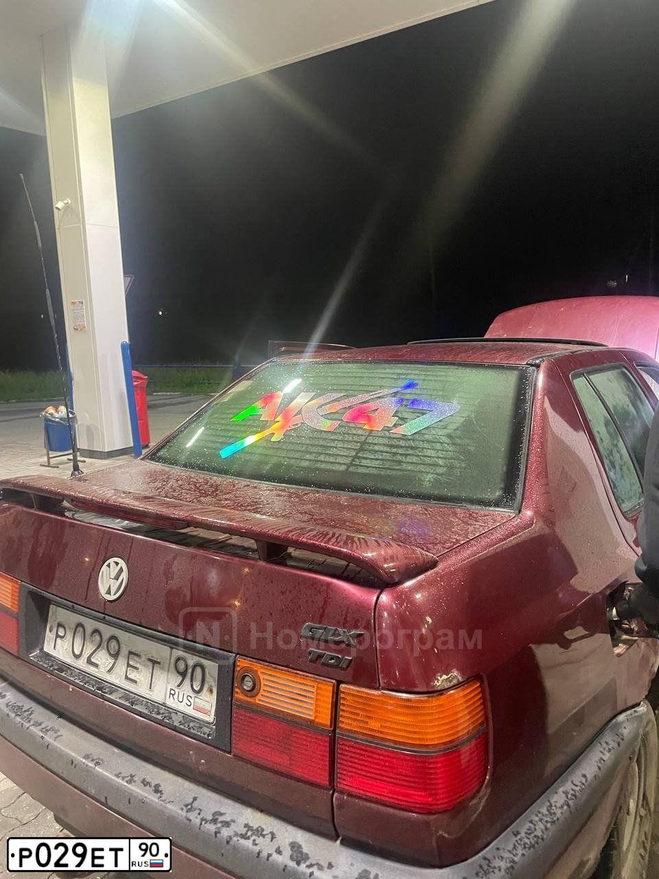 Фото автомобиля VOLKSWAGEN VENTO, 1994 — госномер Р029ЕТ90. Цвет: КРАСНЫЙ ТЕМНЫЙ