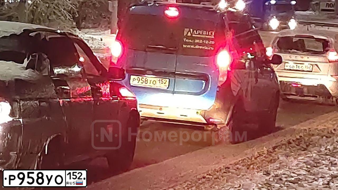 Фото автомобиля FORD FOCUS, 2007 — госномер Р958УО152. Цвет: СЕРЕБРИСТЫЙ