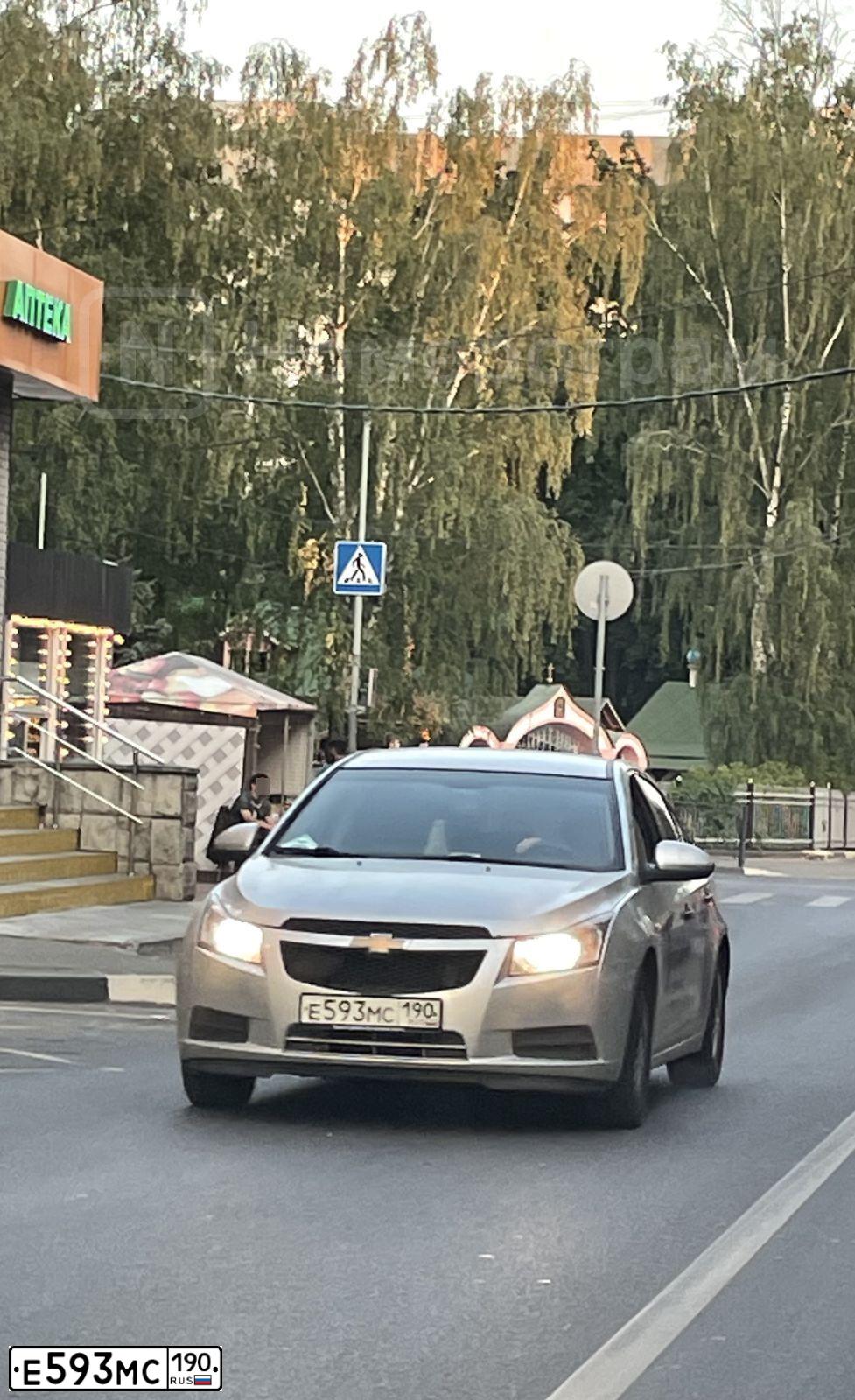 Фото автомобиля CHEVROLET CRUZE, 2010 — госномер Е593МС190. Цвет: СЕРЕБРИСТЫЙ МЕТАЛЛИК