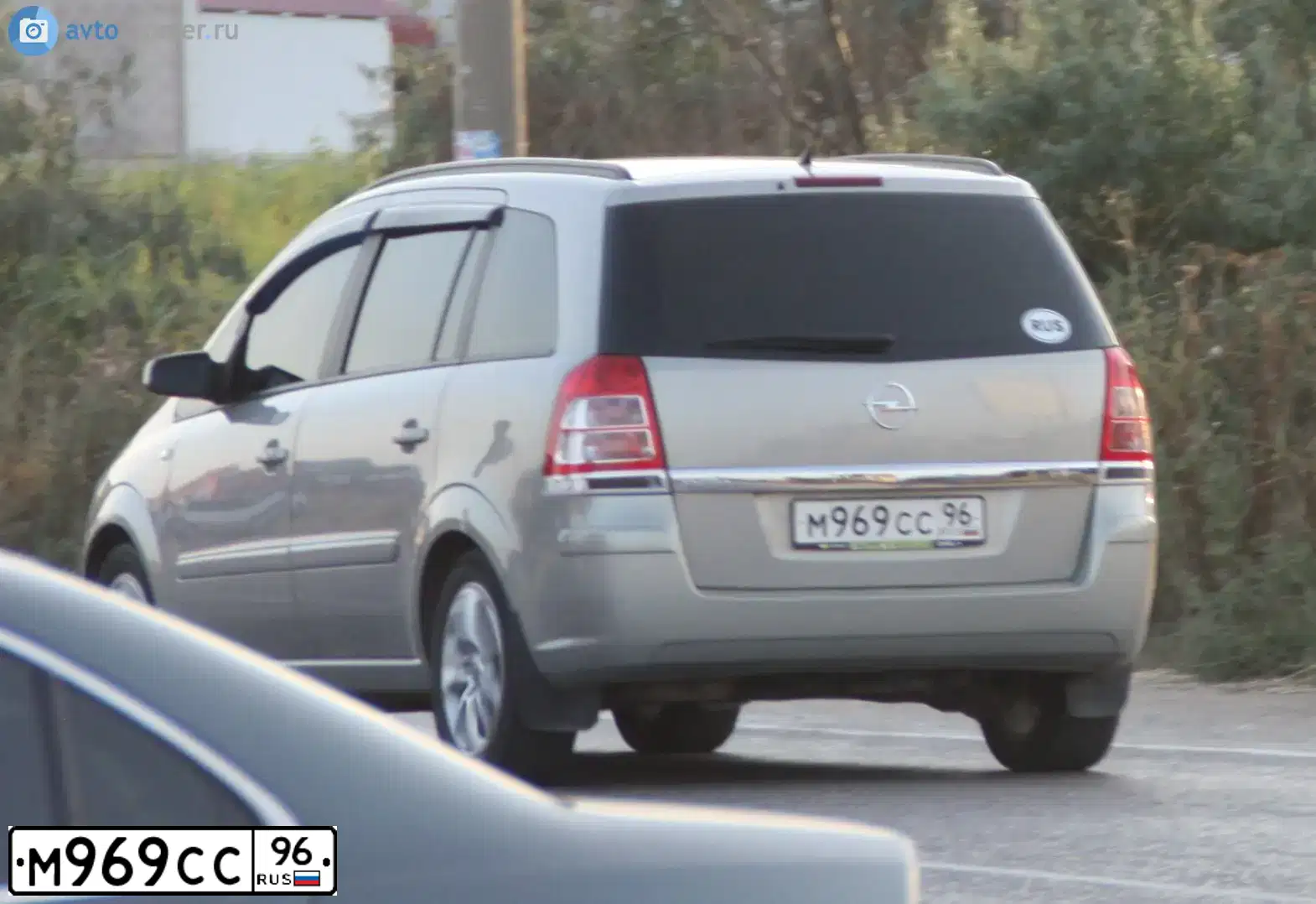 Фото автомобиля OPEL ZAFIRA, 2008 — госномер М969СС96. Цвет: СЕРЫЙ