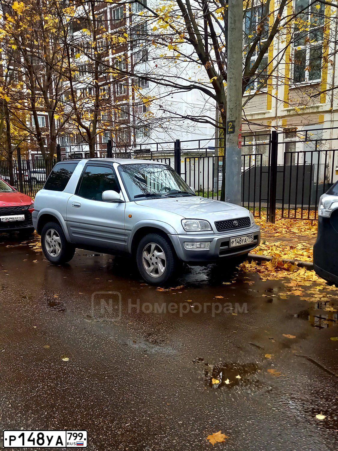 Фото автомобиля TOYOTA RAV4, 1998 — госномер Р148УА799. Цвет: БЕЛЫЙ (СЕРЕБРИСТЫЙ)