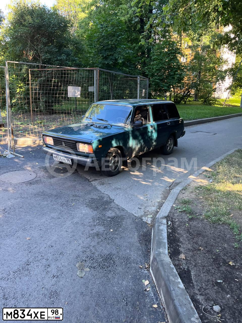 Фото автомобиля LADA 2104, 2006 — госномер М834ХЕ98. Цвет: АВОКАДО (ЗЕЛЕНЫЙ)
