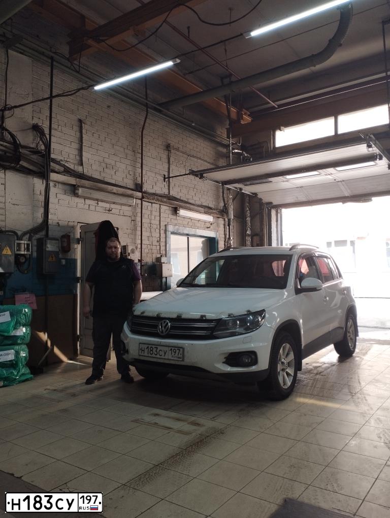 Фото автомобиля VOLKSWAGEN TIGUAN, 2012 — госномер Н183СУ197. Цвет: Белый
