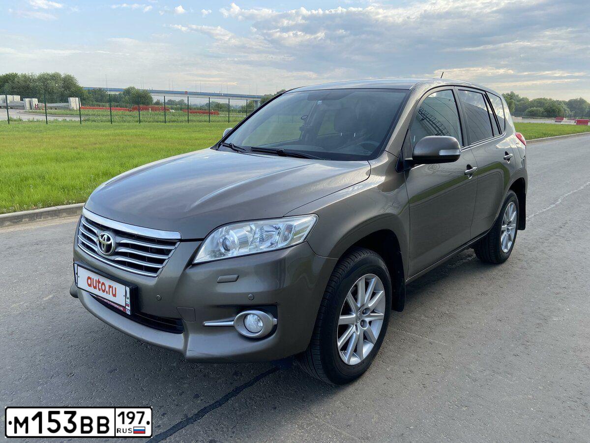 Фото автомобиля TOYOTA RAV4, 2010 — госномер Н689ЕО799. Цвет: бронзовый