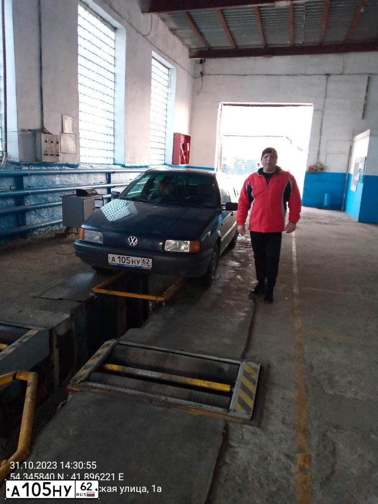 Фото автомобиля VOLKSWAGEN PASSAT, 1992 — госномер А105НУ62. Цвет: ТЕМНО-СИНИЙ