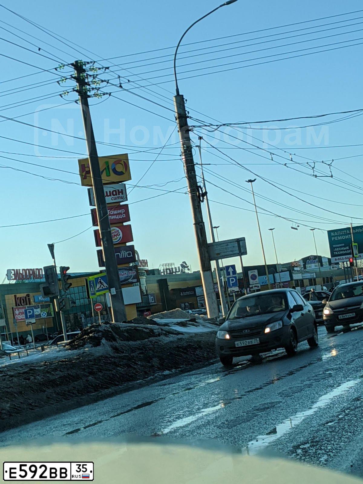 Фото автомобиля LADA 2190 GRANTA, 2013 — госномер Е592ВВ35. Цвет: ЧЕРНЫЙ