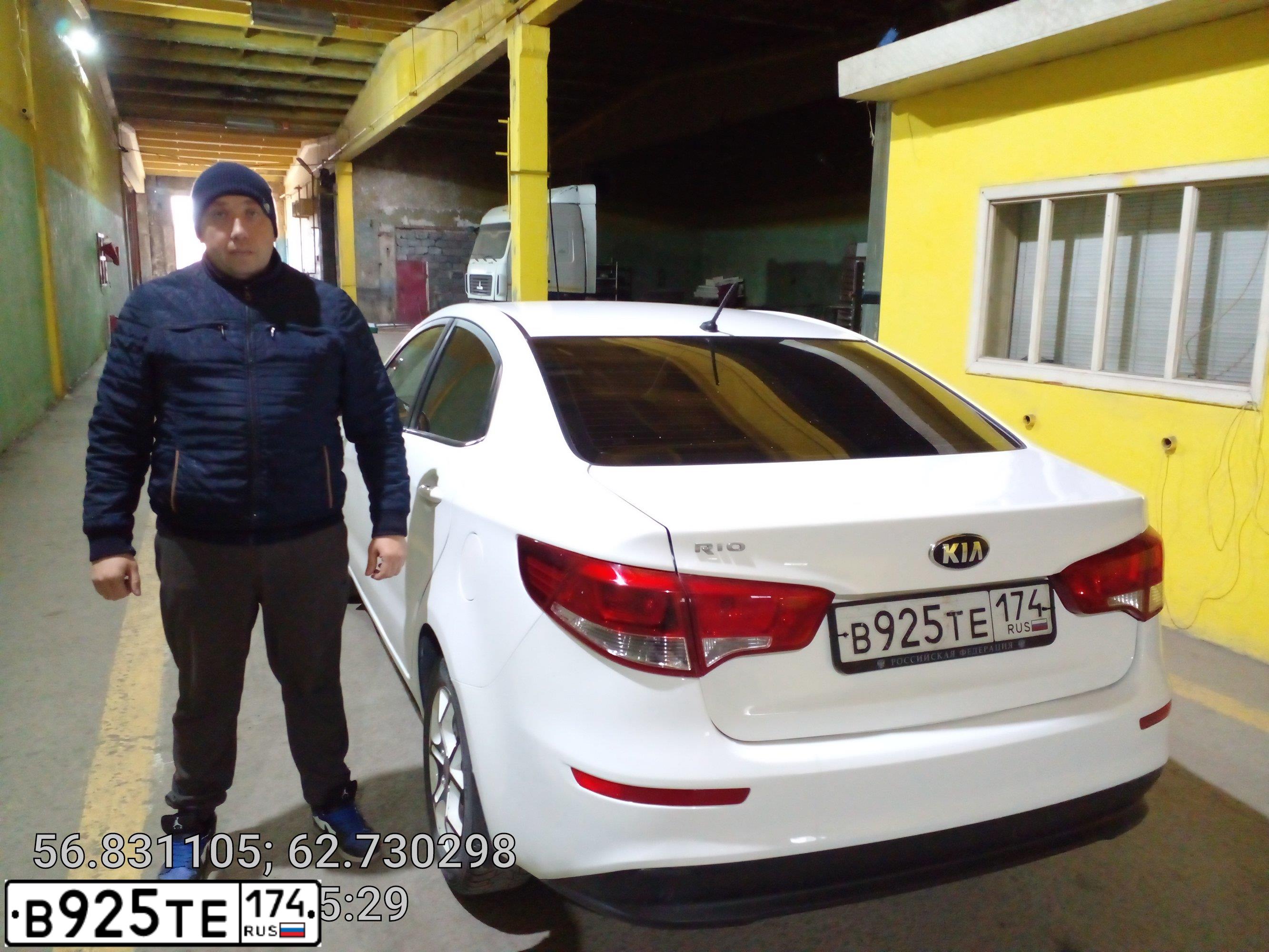 Фото автомобиля KIA RIO, 2015 — госномер Т448ЕТ196. Цвет: Белый