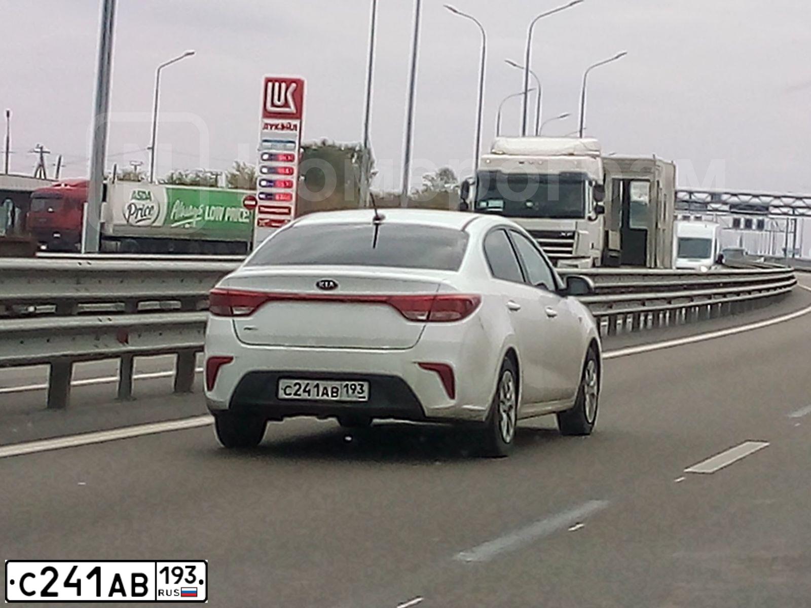 Фото автомобиля KIA RIO, 2017 — госномер С241АВ193. Цвет: Белый