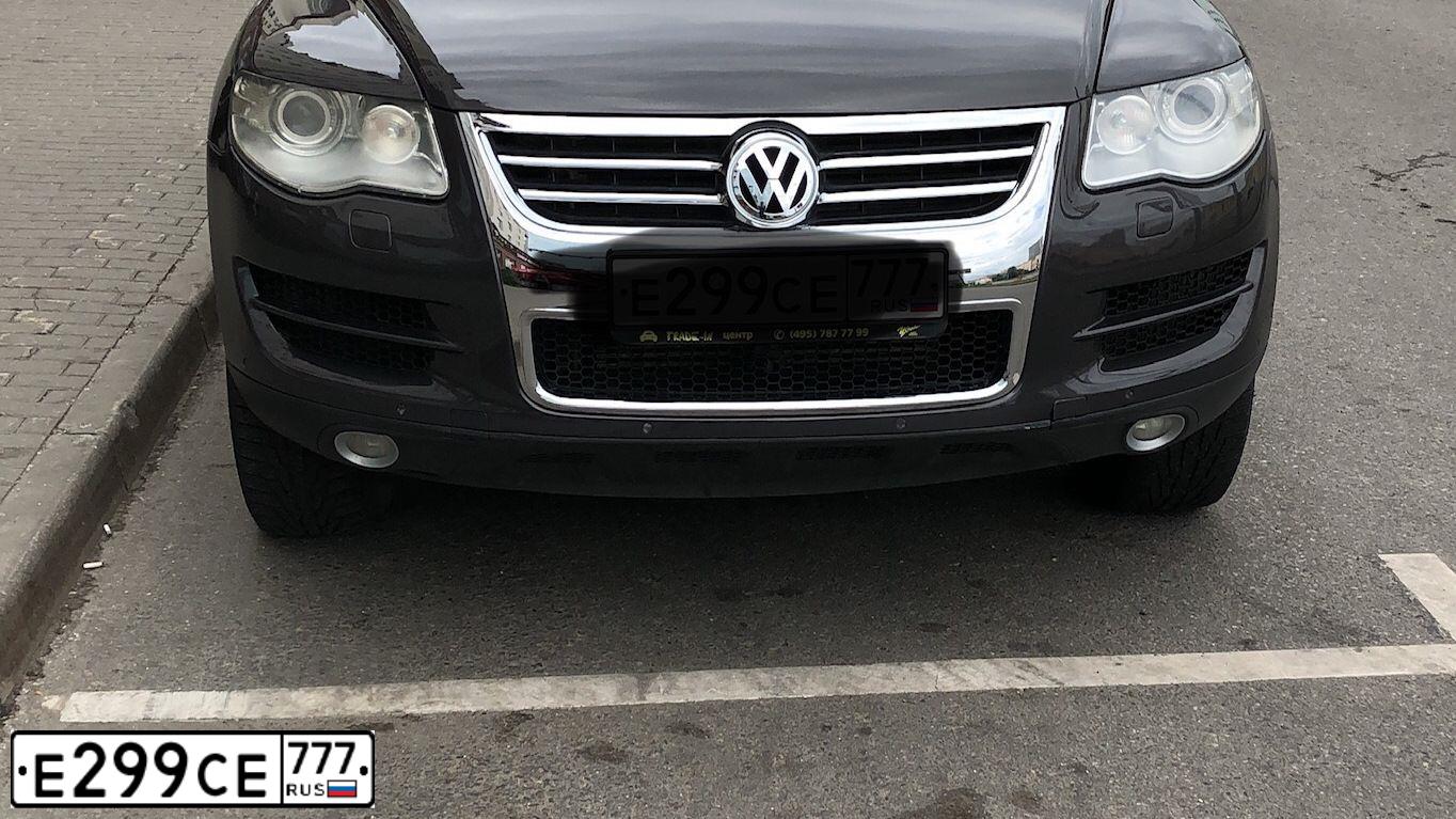 Фото автомобиля VOLKSWAGEN TOUAREG, 2008 — госномер Р937СО40. Цвет: ЧЕРНО-СЕРЫЙ