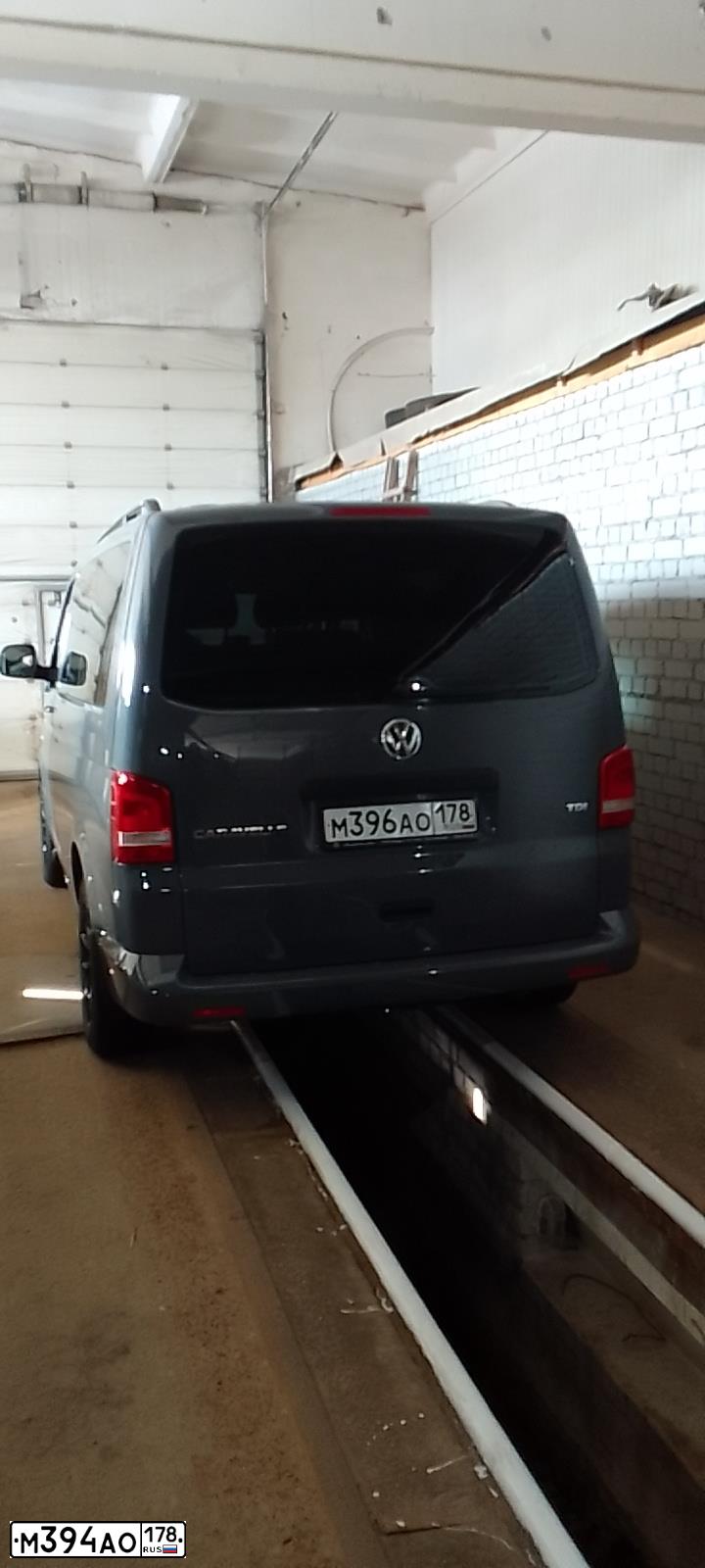 Фото автомобиля VOLKSWAGEN CARAVELLE, 2012 — госномер Т343МР69. Цвет: ТЕМНО-СЕРЫЙ